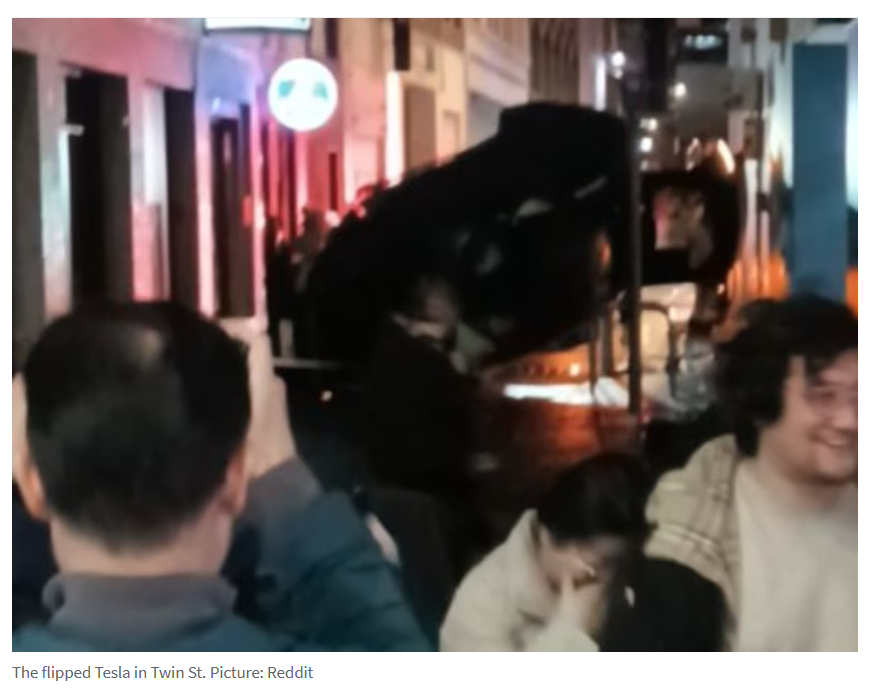 ����CBD��˹��ײ����׮�෭���罻ý�������¹ʳ���-2.jpg