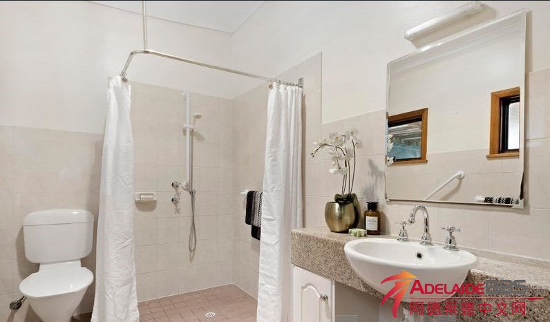 Bathroom 2.jpg